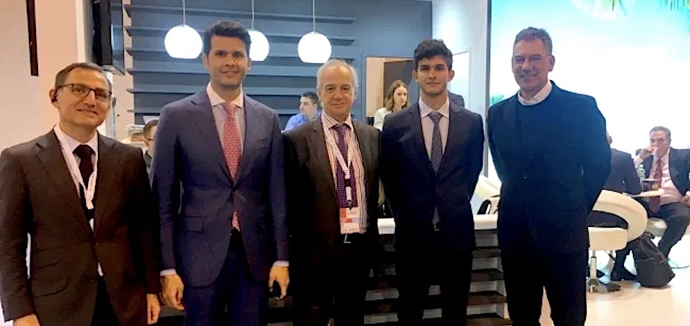 Imagen de Archivo: Santiago de Armas (al centro) junto al equipo de Lopesan en Fitur.
