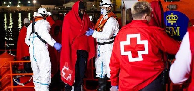 Llegada de inmigrantes subsaharianos rescatados por Salvamento Marítimo. - EFE / CARLOS DÍAZ