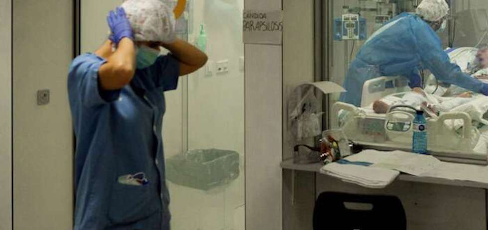 Profesionales sanitarios en UCI | EFE/EF/Archivo