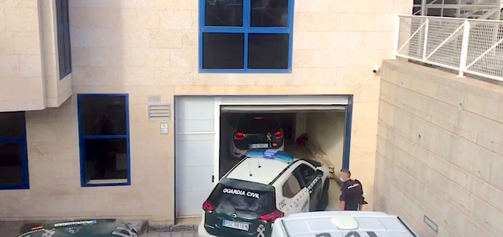 Los magrebíes ilegales entran en los juzgados. Foto cedida por CANARIAS7