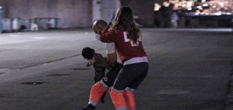 Rescatesde inmigrantes en la noche de este martes en Arguinegu&iacute;n. / EFE