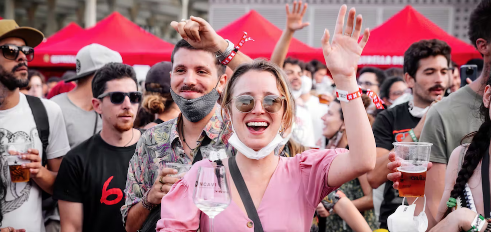 Jóvenes sin mascarillas en un festival de música. Shutterstock / Christian Bertrand