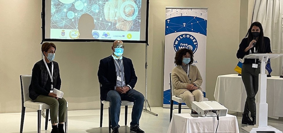 La alcaldesa Onalia Bueno, junto al alcalde de Granadilla de Abona, José Domingo Regalado, e Inmaculada Armas, técnica de Turismo de Teguise