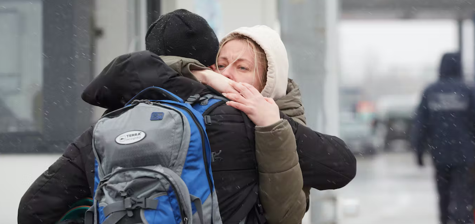 Despedida en el paso fronterizo de Palanca-Maiaki-Udobnoe entre Ucrania y Moldavia, el 1 de marzo de 2022. UN Women/Aurel Obreja, CC BY-ND