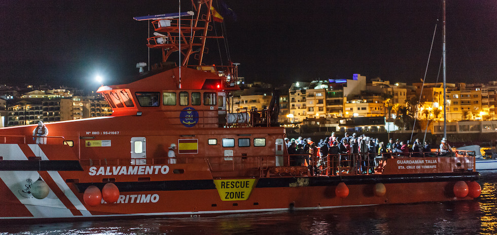 Salvamento Marítimo llegando al muelle de Arguineguín. ACFI PRESS (archivo)