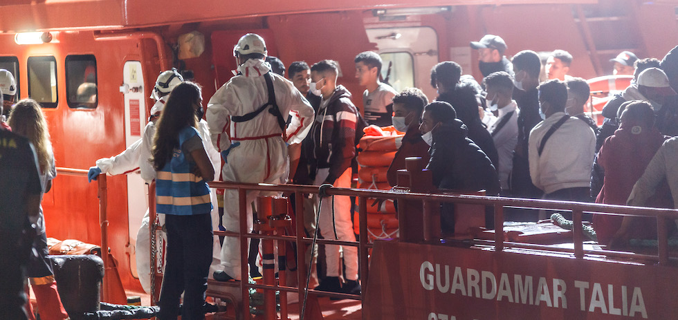 Inmigrantes llegando al muelle de Arguineguín. ACFI PRESS
