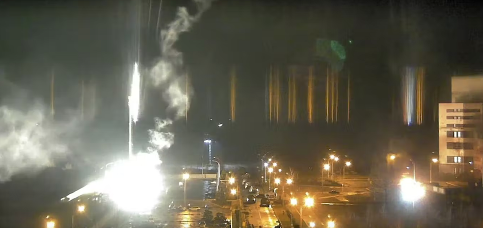 El ataque a la central nuclear, visto en una captura de pantalla de una cámara de vigilancia. YOUTUBE/Central nuclear de Zaporizhzhya.
