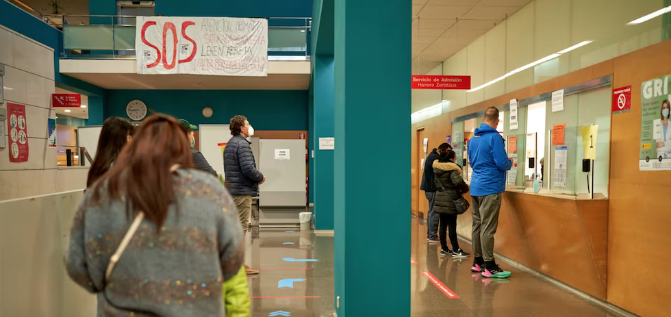 Aspecto del Centro de Salud del barrio pamplonés de Txantrea (Navarra), el 5 de enero de 2022. Shutterstock / Jose Gulias