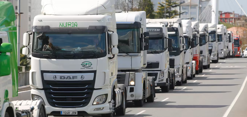 Camiones participantes en la marcha lenta, en protesta por el aumento del precio del combustible, el 23 de marzo de 2022. Shutterstock / Imaxe Press