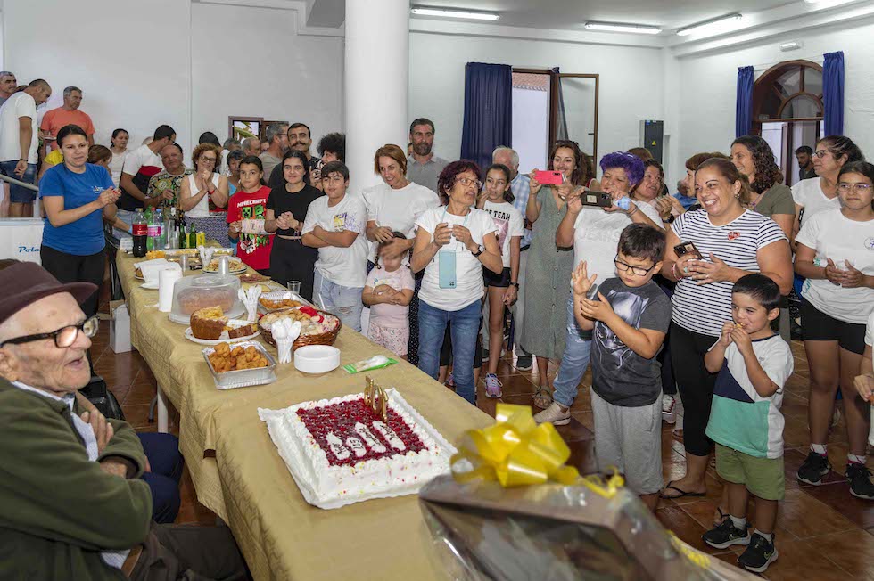 Cumpleaños feliz a Antonio González .