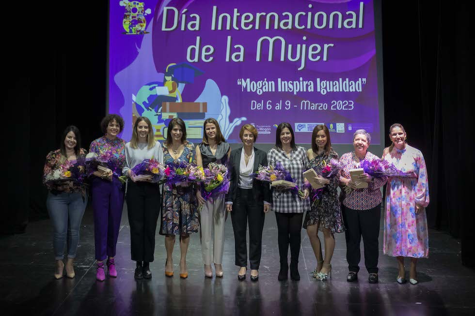 Alcaldesa de Mogan y edil Tani a Alonso con las premiadas | MASPALOMAS AHORA