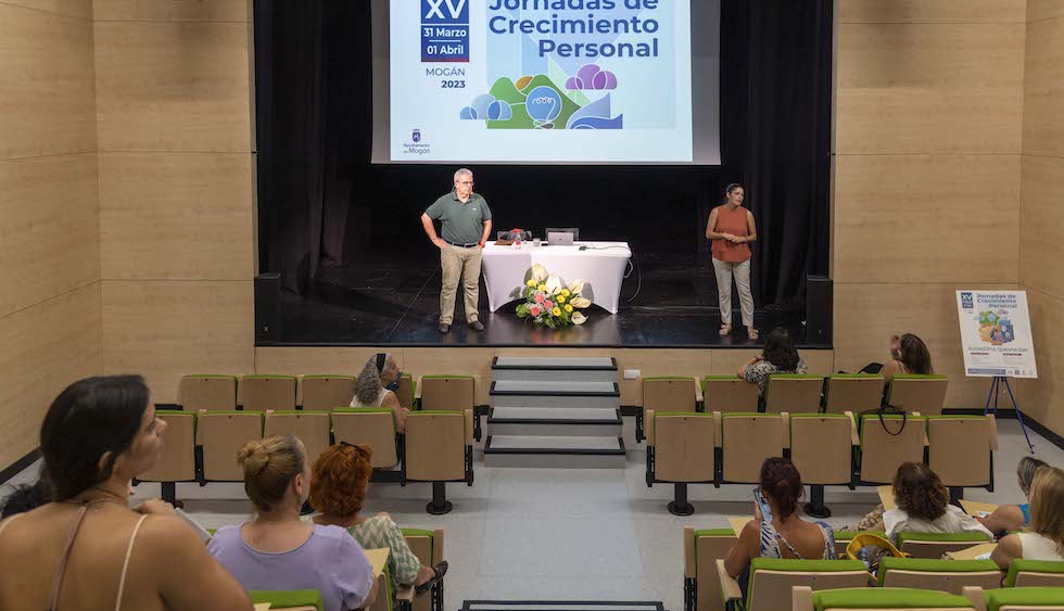 Leocadio Martín y Tania Alonso en la inaguración de las XV Jornadas  de Crecimiento Personal | MASPALOMAS AHORA