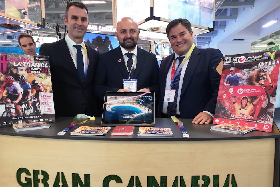 Luis Becerra y Mencey Navarro con el consejero de Tur ismo de Gran Canaria, Carlo s Álamo, en ITB Berlín