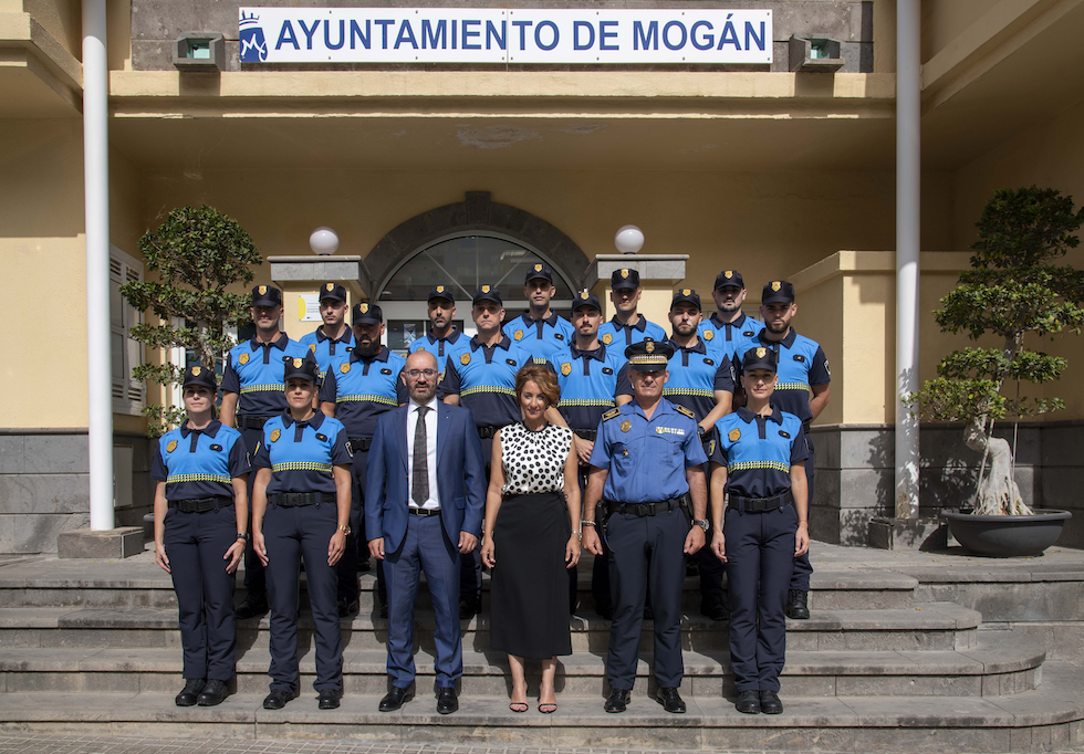 La alcaldesa y el jefe de la Policía Local junto a los agentes que han tomado posesión