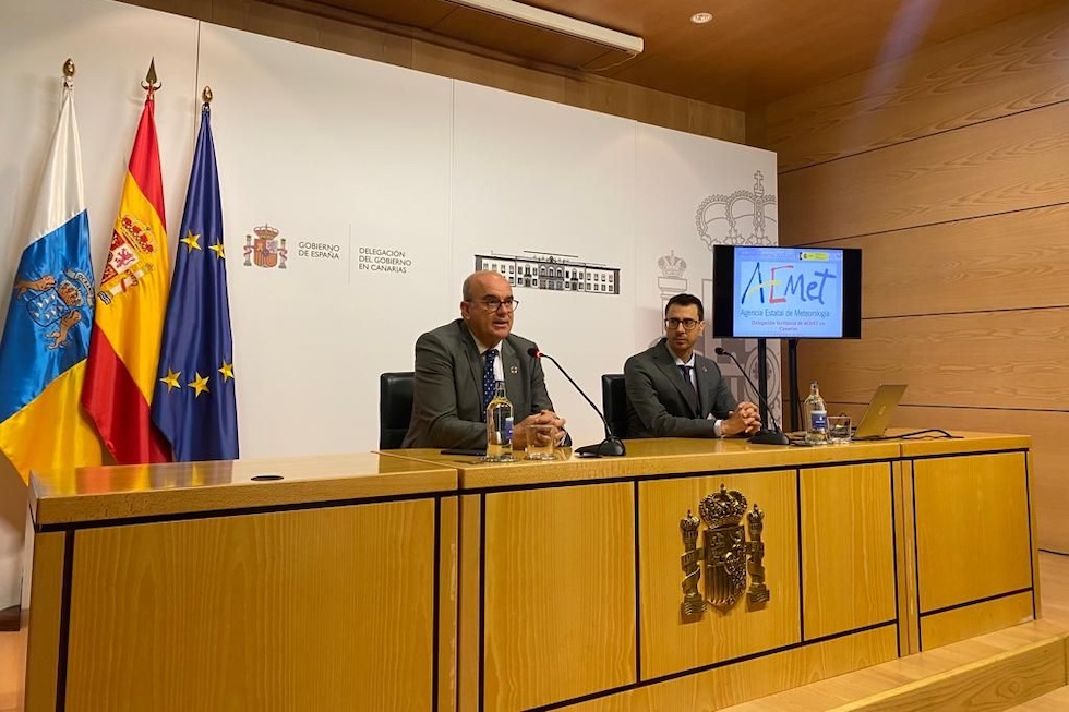 A la derecha el responsable territorial de la Agencia Estatal de Meteorología, David Suárez, junto al delegado del Gobierno, Anselmo Pestana.