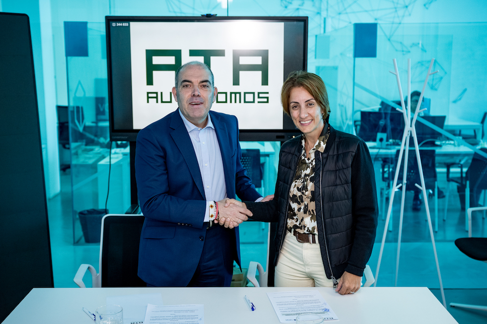 La alcaldesa de Mogán, Onalia Bueno, y el presente de ATA, Lorenza Amor