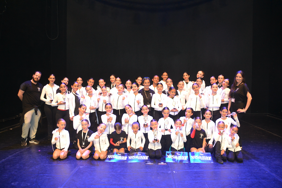 Las alumnas de la Escuela de Danza de Carmen Cabrera junto a sus profesores