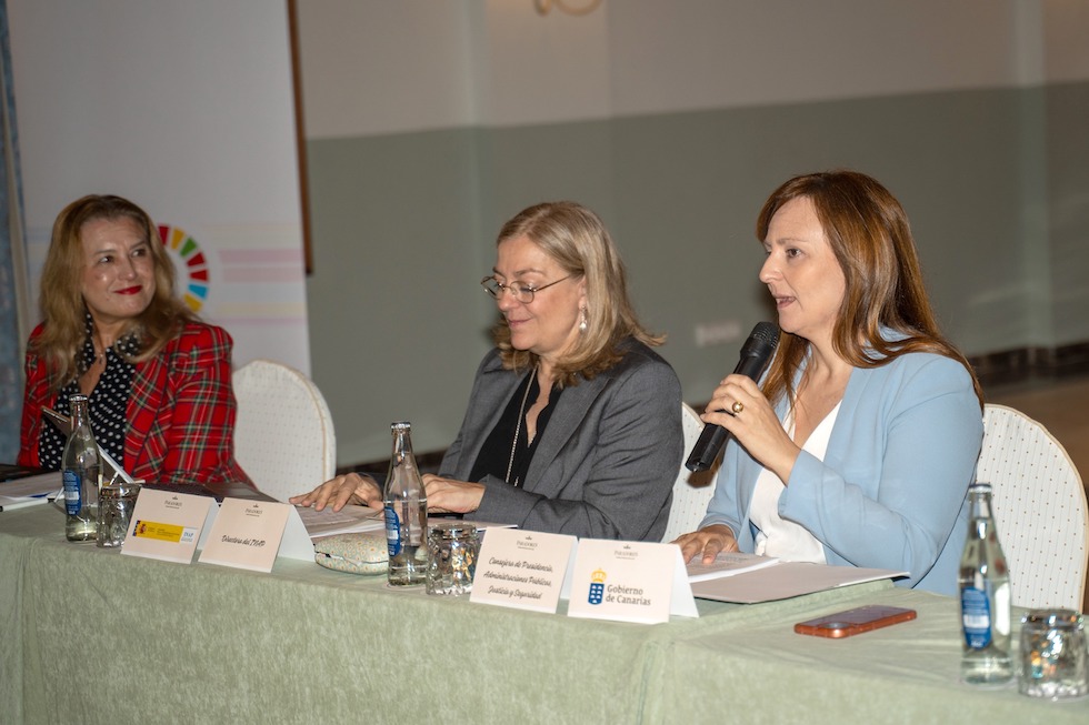 Nives Lady Barreto junto a la directora del INAP, Consuelo Sánchez y la directora del ICAP, Pino de León
