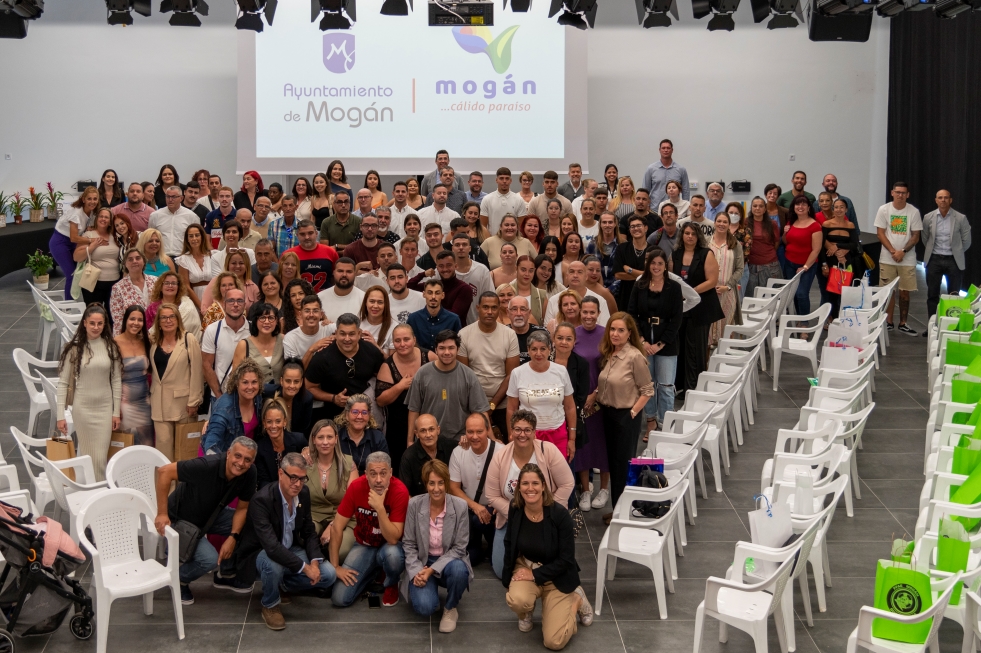 Foto grupal de los siete PFAE con la alcaldesa, ediles y equipos directivos