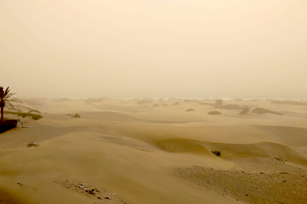 Calima abundante, vista a las Dunas de Maspalomas. Imagen de archivo