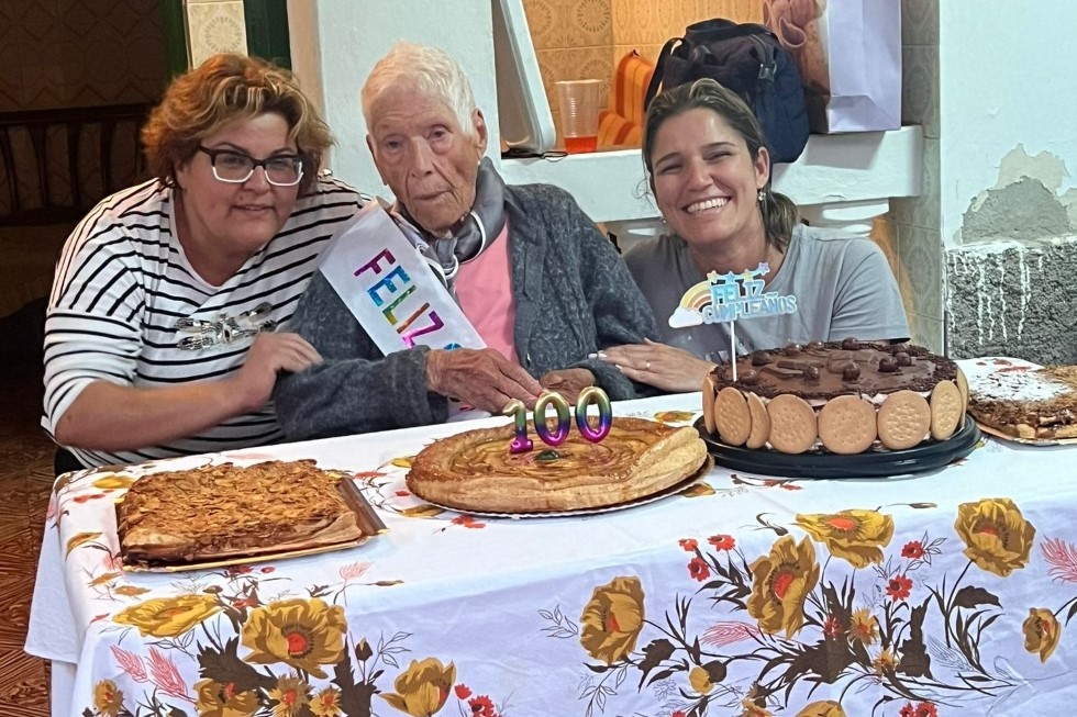 Celia Ramírez Déniz con la concejala de Mayores, Yaiza LLovell y la concejala de Presidencia, Tania Alonso