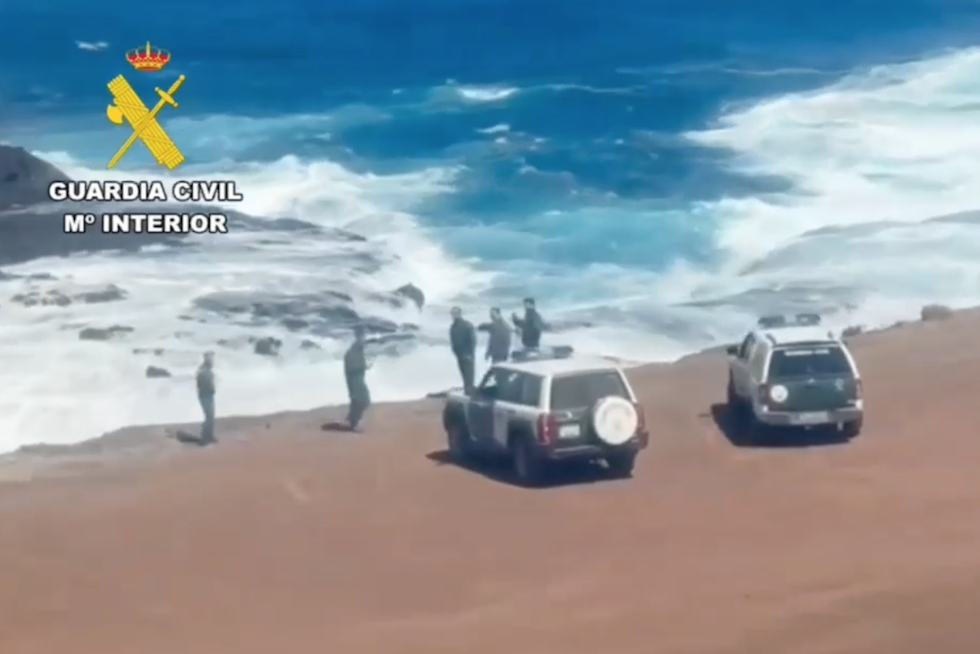 Búsqueda de los dos desaparecidos por tierra, mar y aire.