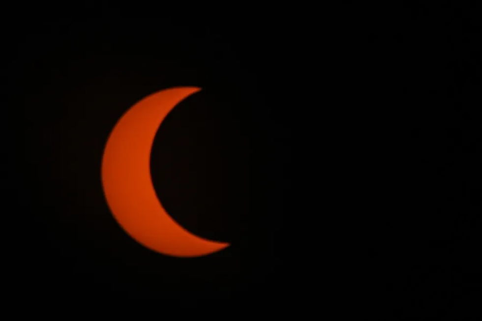 Un eclipse solar parcial desde Brasilia (Brasil). EFE/André Borges