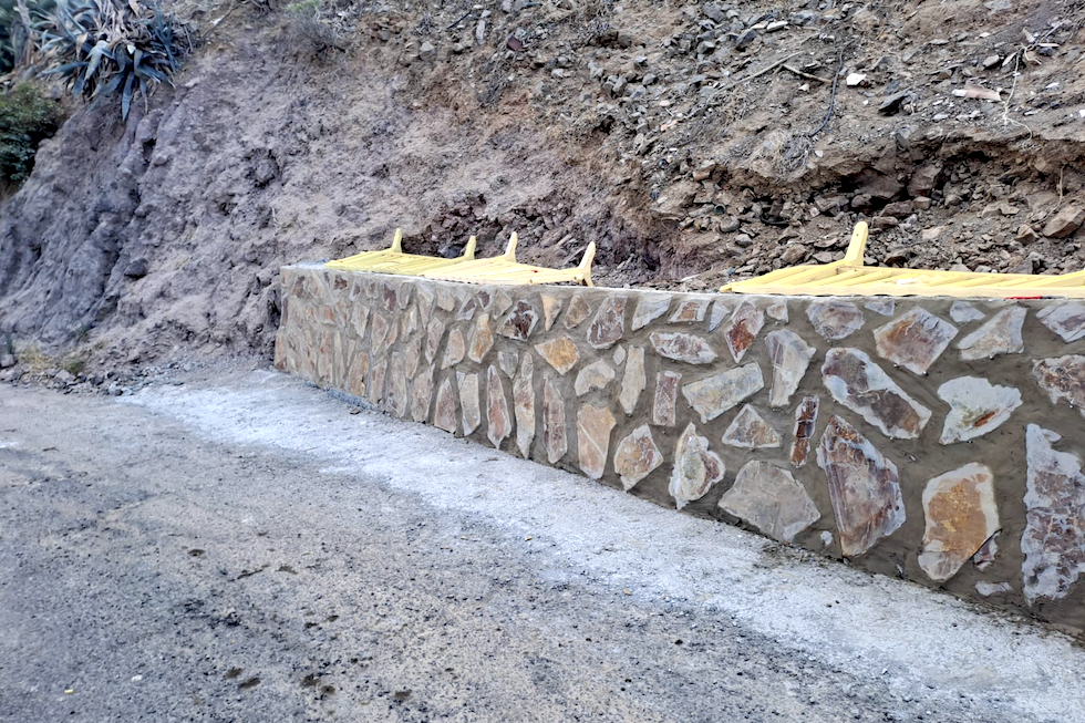 Murete embellecido con un revestimiento frontal de lajas de piedra.