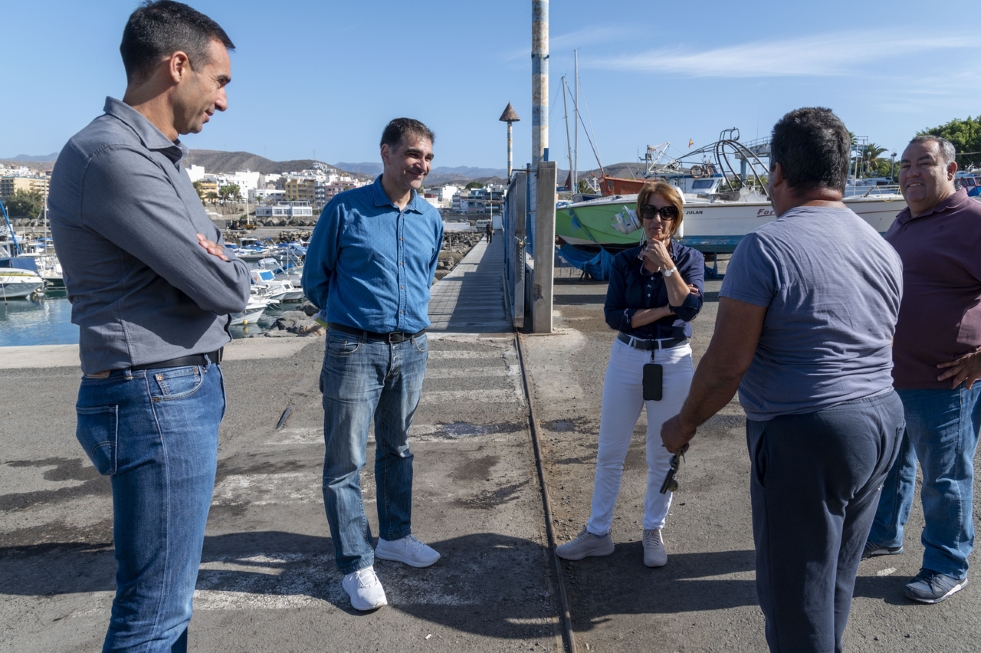 Directo de Pesca, directo de Puertos Canarios, alcaldesa y edil de Pesca charlan con un marinero en el Muelle de Arguineguín