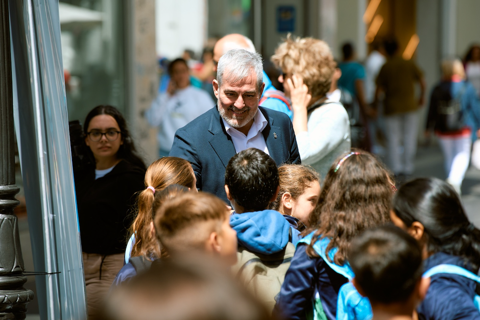 El presidente junto a los pequeños escolares