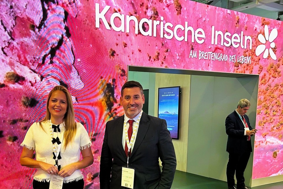Yilenia Vega y Alejandro Marichal en el stand Islas Canarias