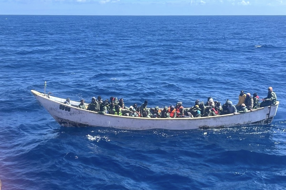 Personas rescatadas en el mar. Imagen Salvamento Marítimo