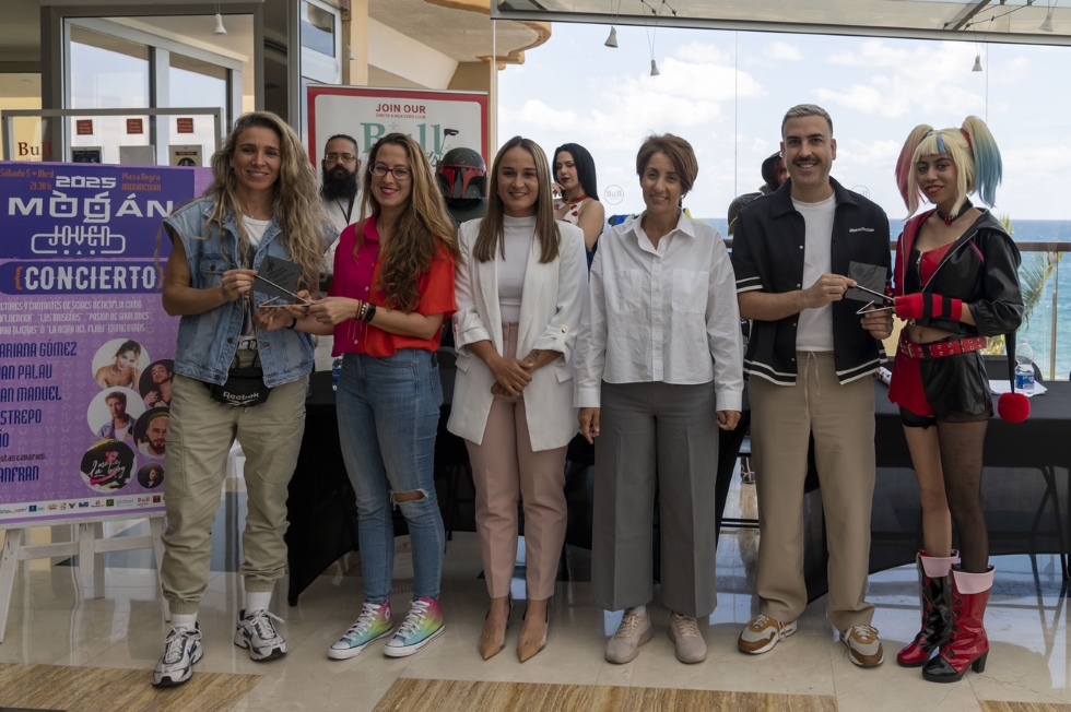 Autoridades con embajadoras de Mogán Joven