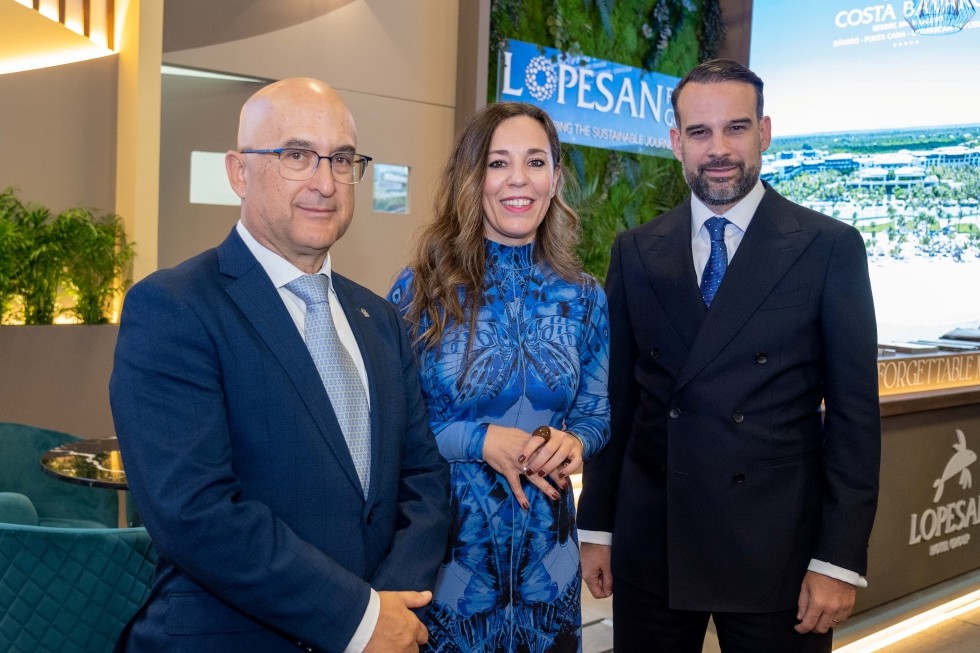 De izq a dcha, Miguel Ángel Rodríguez, Yessica de León y José Alba