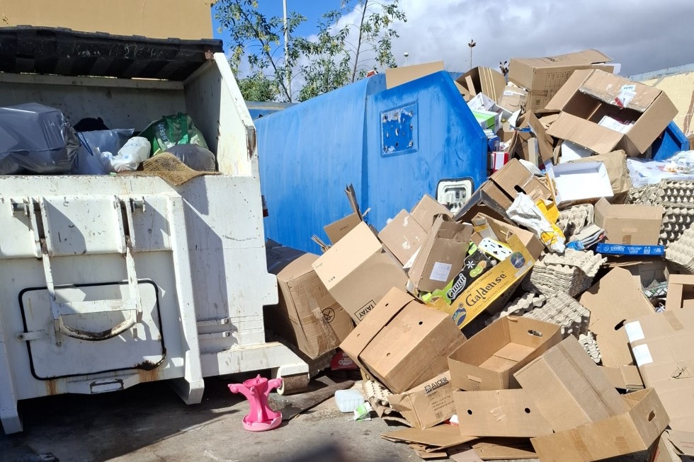 Contenedores desbordados en El Tablero