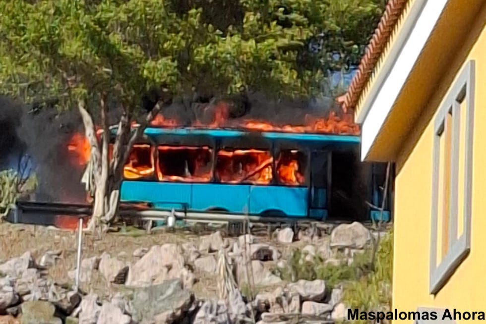Guagua envuelta en llamas en la GC-1 sentido norte. MASPALOMAS AHORA