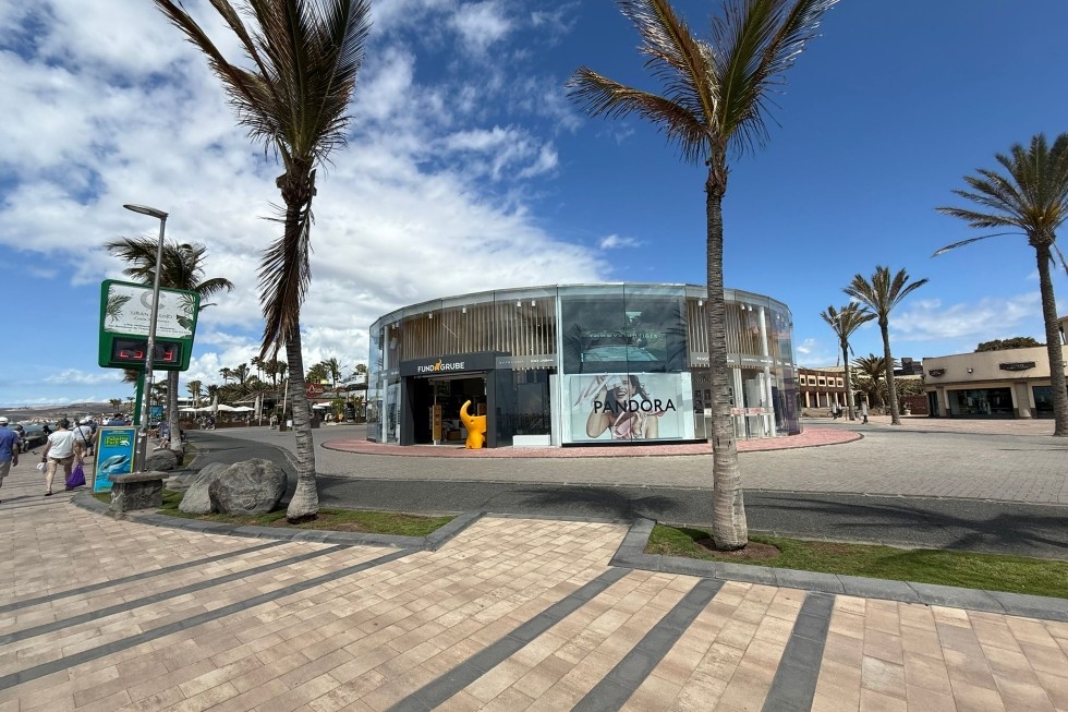 Paseo de Meloneras con un kiosco de fondo | Maspalomas Ahora