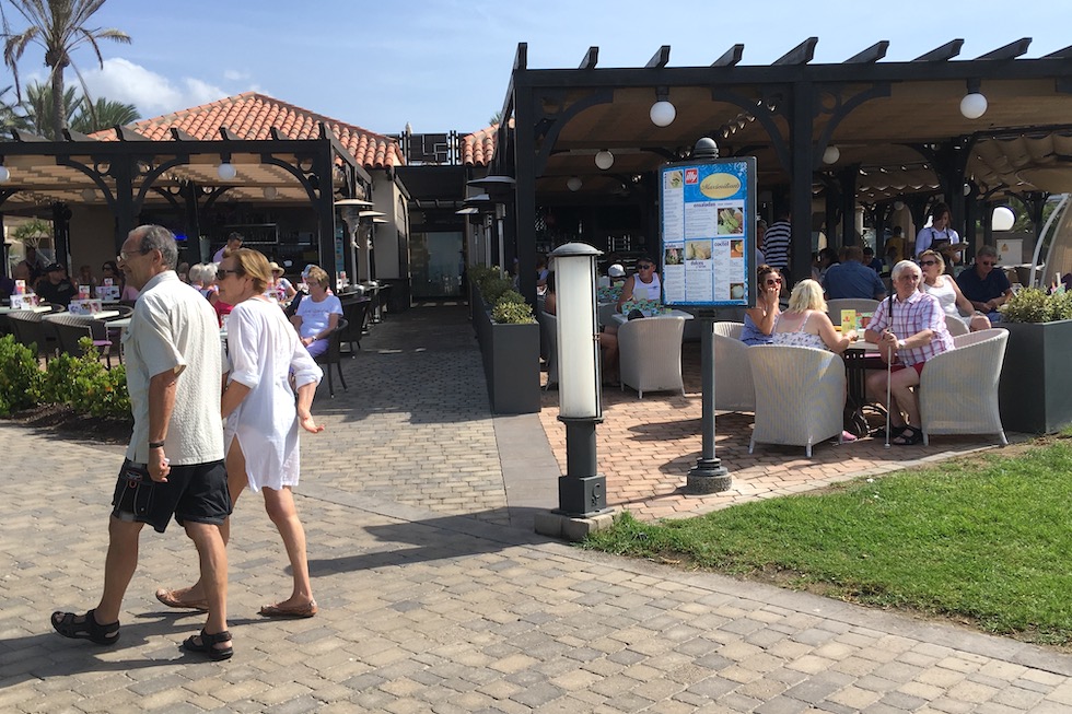 Turistas pasean por Meloneras. Foto: MASPALOMAS AHORA
