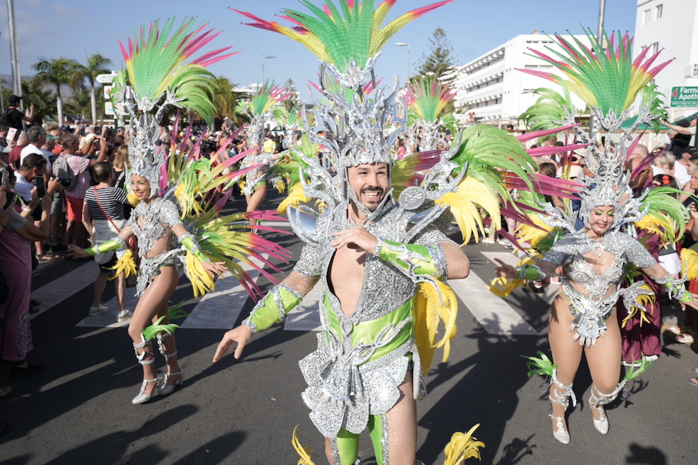 La Gran Cabalgata del Carnaval de Maspalomas reúne a cientos de miles de personas