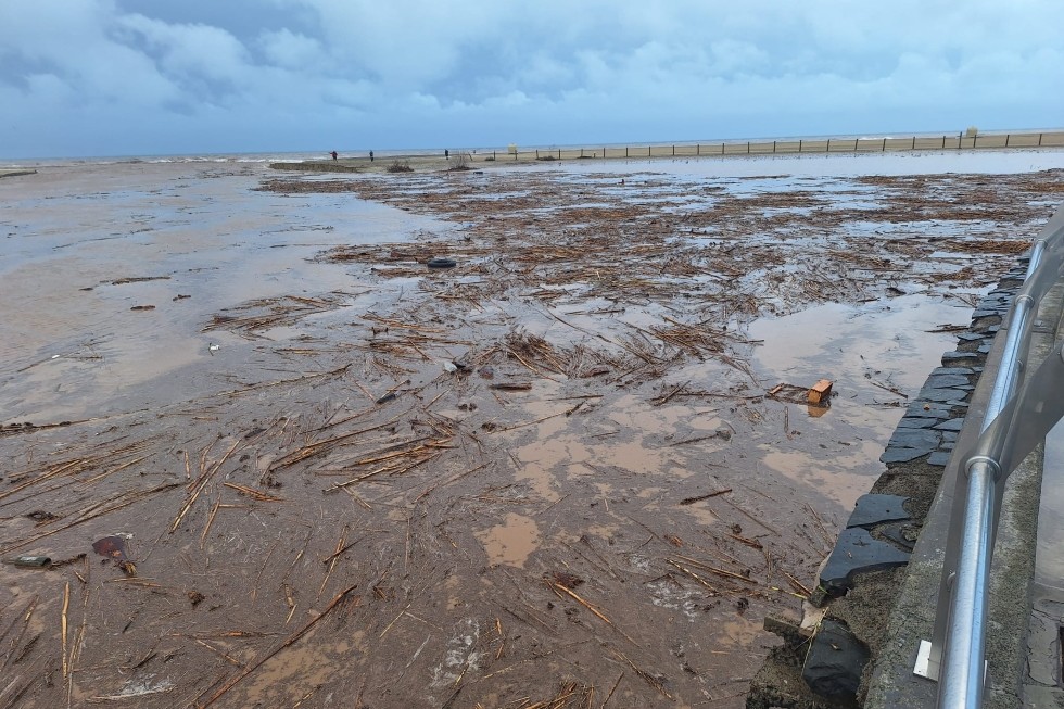 El desagüe de la presa de Ayagaures eleva el riesgo de crecidas en el barranco