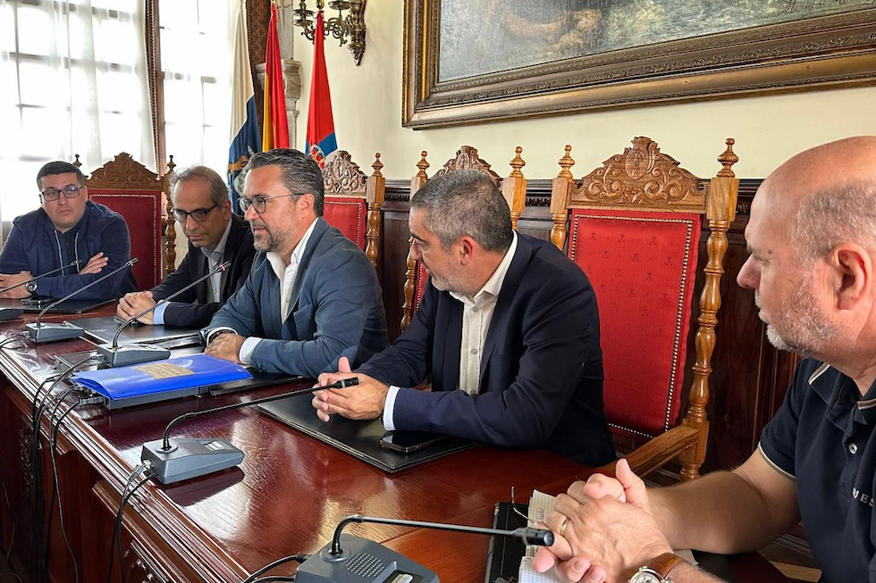 H&eacute;ctor Izquierdo en un encuentro de trabajo con asociaciones socioculturales vinculadas a la Bajada de la Virgen de las Nieves | Imagen de archivo