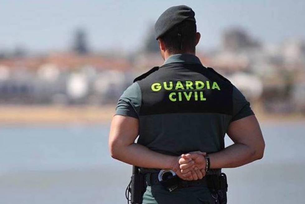 La Guardia Civil investiga a un responsable por vender ropa y bolsos falsificados en Puerto Rico