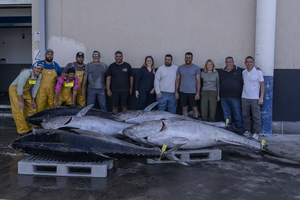 Tripulaci&oacute;n del nuevo Olimar y concejales con los cinco ejemplares de at&uacute;n rojo