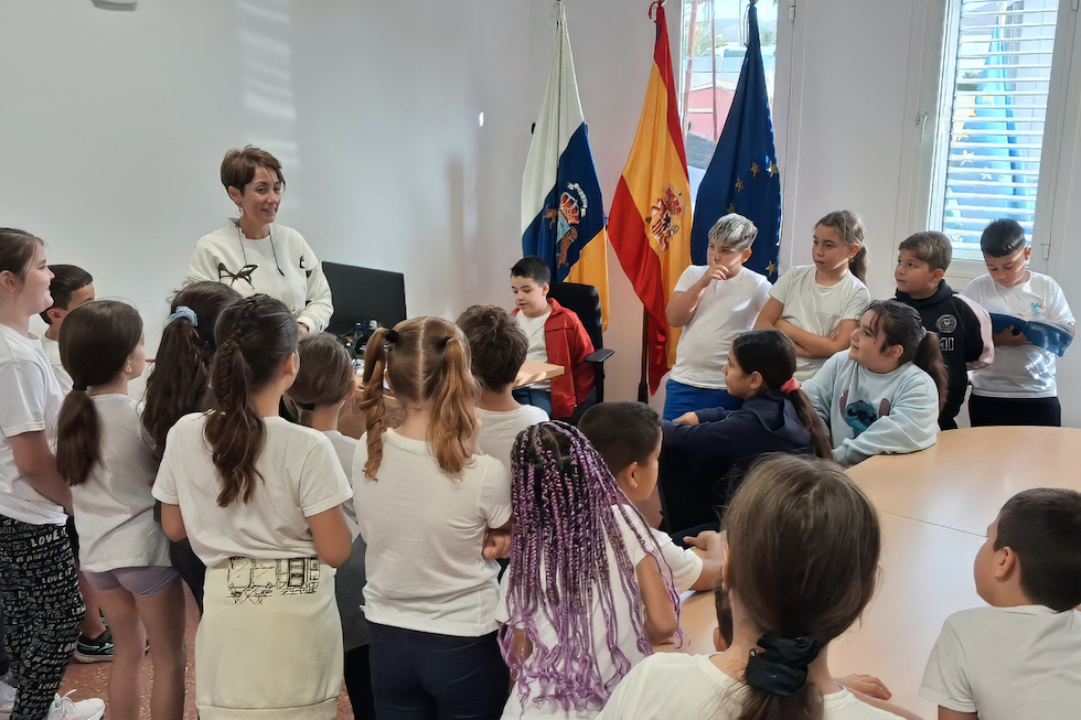 Los alumnos junto a la alcaldesa