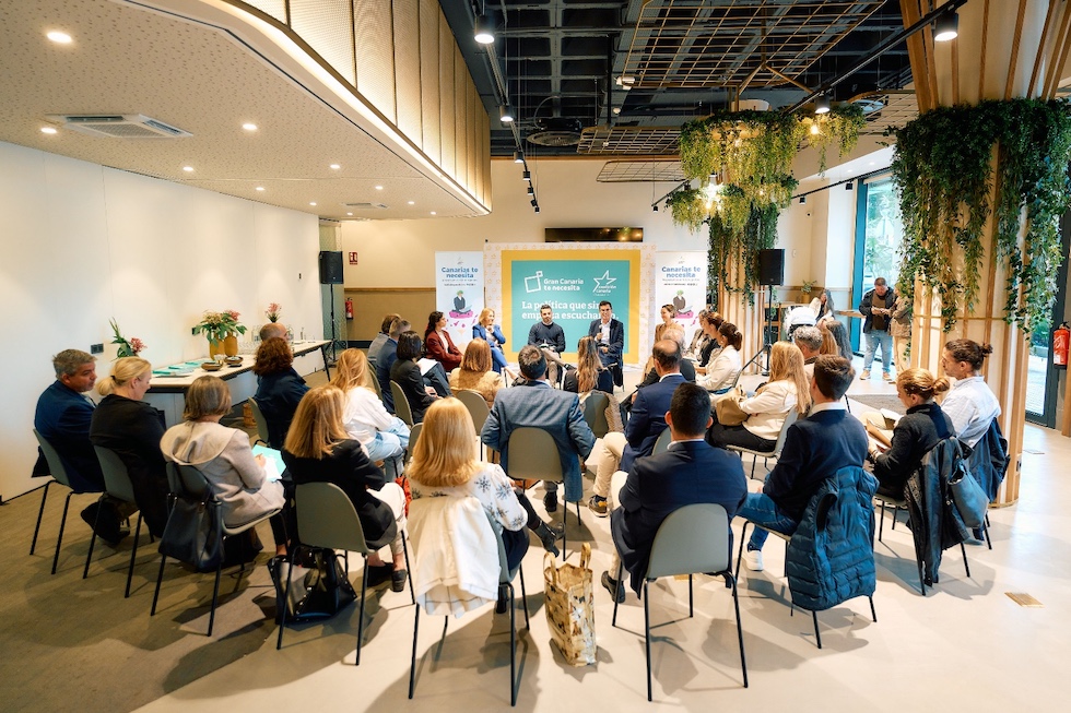 Representantes de 14 colectivos en una reuni&oacute;n