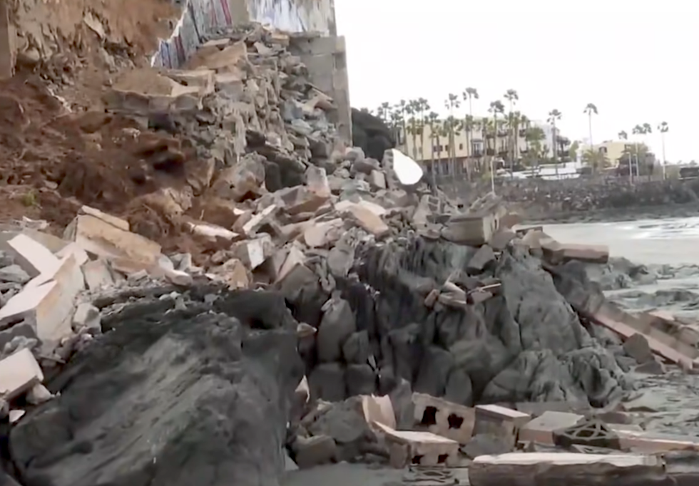 Muro derrumbado en el Complejo &Aacute;guila Playa