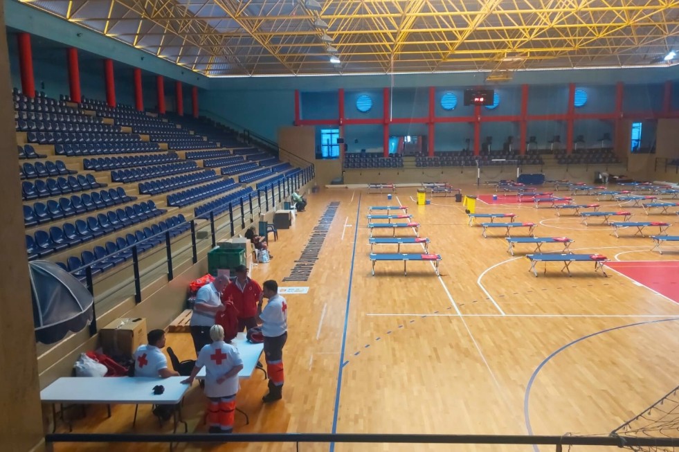 Equipo Cruz Roja en el refugio montado en el Pabell&oacute;n