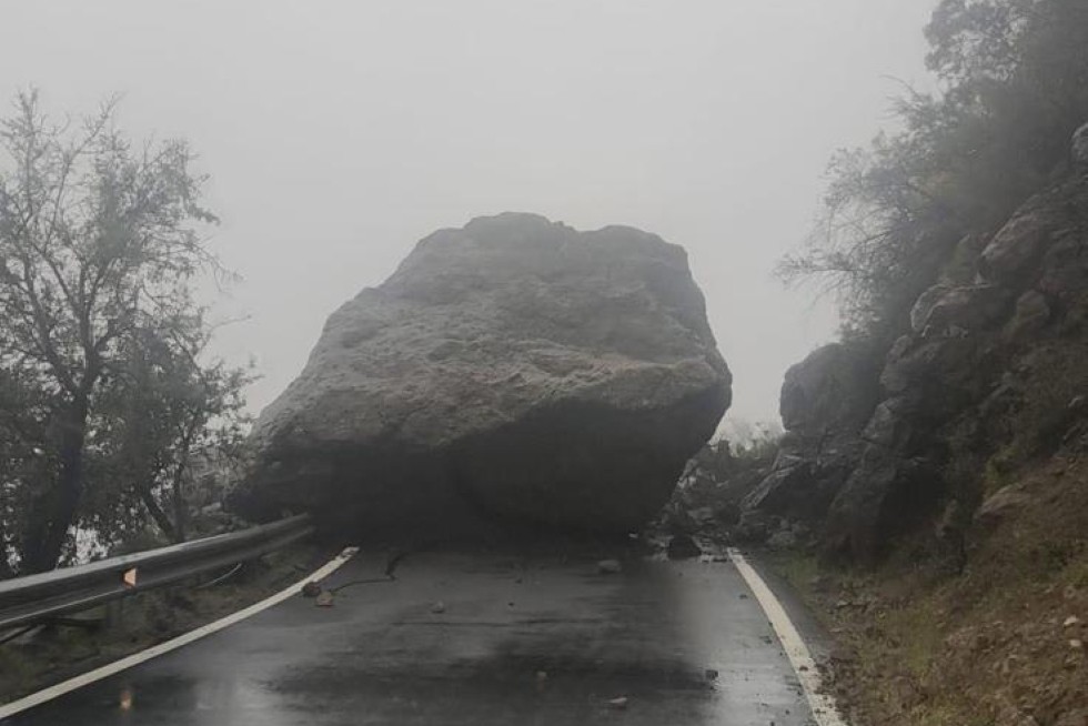 Ca&iacute;da de una roca de gran tama&ntilde;o en la carretera entre Ayacata y Tejeda