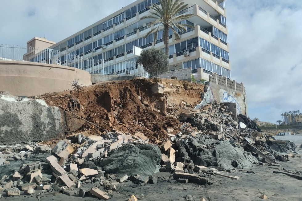 San Bartolomé de Tirajana interviene tras el colapso de un muro en Playa del Águila
