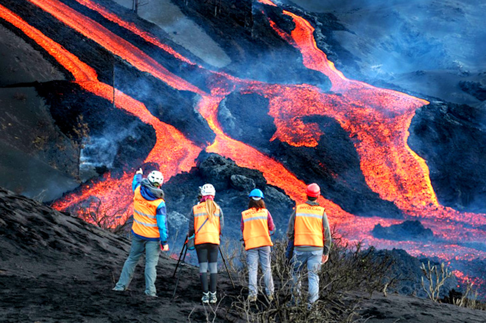 Cient&iacute;ficos de INVOLCAN ante el volc&aacute;n de Tajogaite